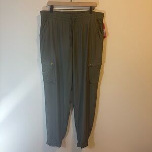 Woman’s Xhilaration Cargo Pant Dark Sage XXL NWT